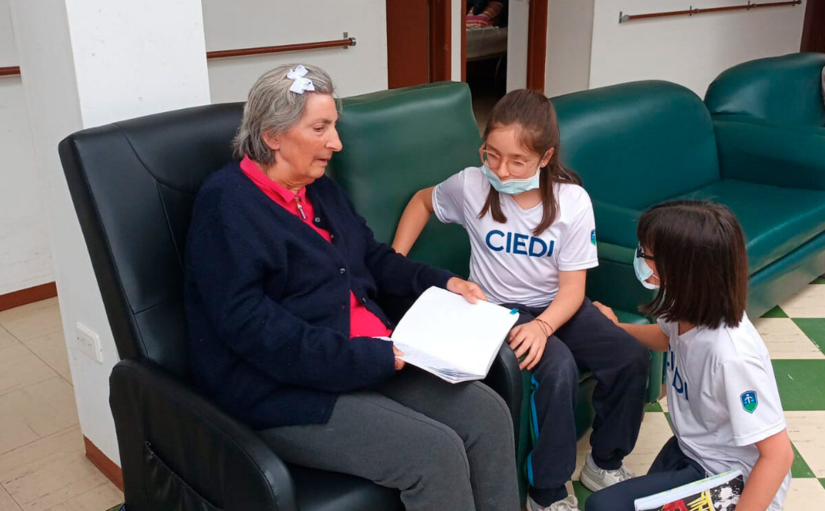 Donar tiempo: una forma de transformar la vida de un adulto mayor