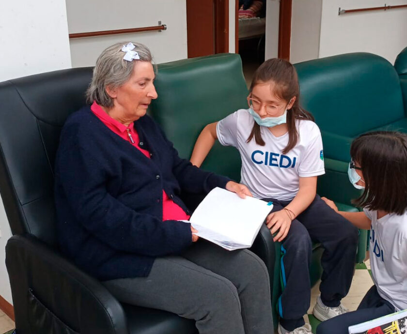 Donar tiempo: una forma de transformar la vida de un adulto mayor